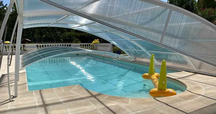 abri de piscine bas amovible avec modules relevables permettant la baignade sous abri dans le Var