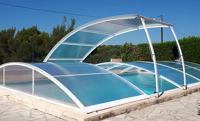 abri de piscine bas amovible avec module relevable et ouverture latérale en aluminium dans le Var