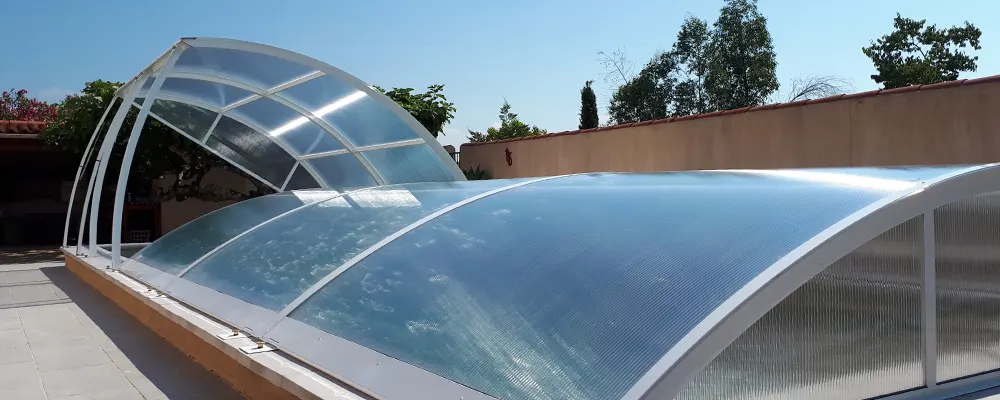 abri de piscine bas amovible avec ouverture latérale en aluminium dans le Var