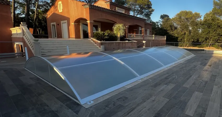 abri de piscine bas amovible en aluminium protégeant un grand bassin dans le Var