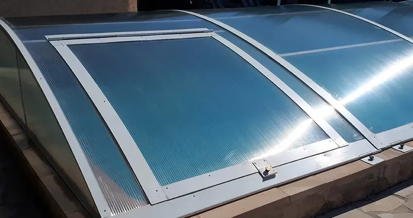 abri de piscine bas amovible ultra bas en aluminium installé dans le Var