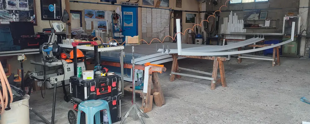 Atelier de fabrication d’abris de piscine en aluminium sur mesure dans le Var – constructeur Atoll