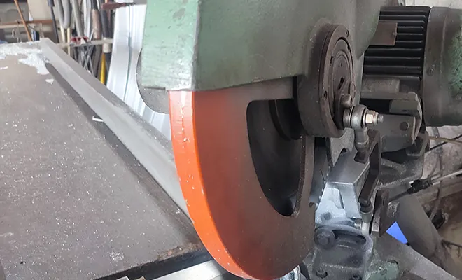 Découpe de profilés aluminium en atelier pour fabrication d’abris de piscine sur mesure dans le Var