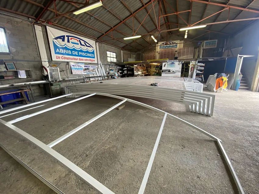 Fabrication d’un abri de piscine en aluminium sur mesure dans l’atelier ATOLL dans le Var