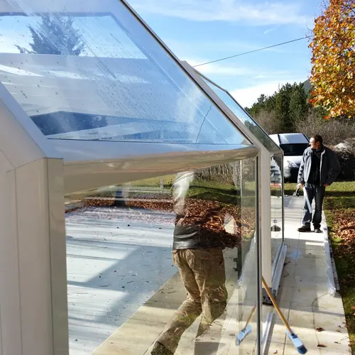 Installation d’un abri de piscine en aluminium par les équipes ATOLL dans le Var