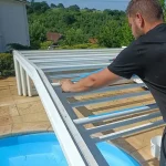 Intervention de réparation sur abri de piscine après sinistre avec remplacement ou ajustement des éléments