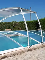 Abri de piscine bas amovible avec ouverture latérale dans le Var