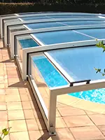 Abri de piscine bas télescopique avec ouverture coulissante dans le Var